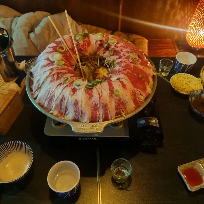 테이블 위에 차려진 '도넛' 메뉴와 술, 기본 안주
