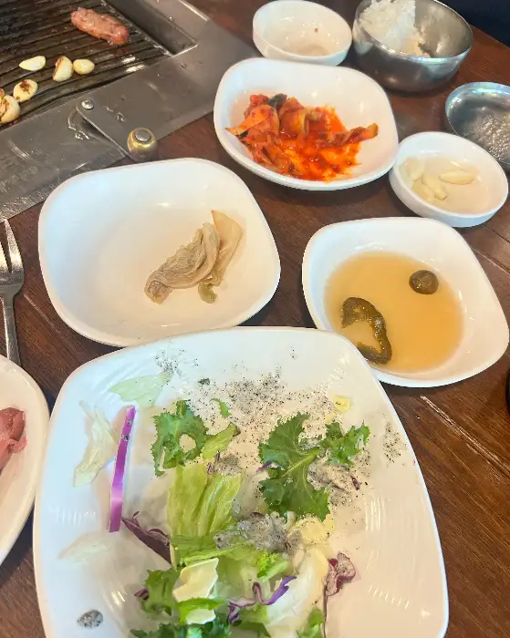 신선한 샐러드, 갓 담근 듯한 김치, 그리고 곁들임 반찬들