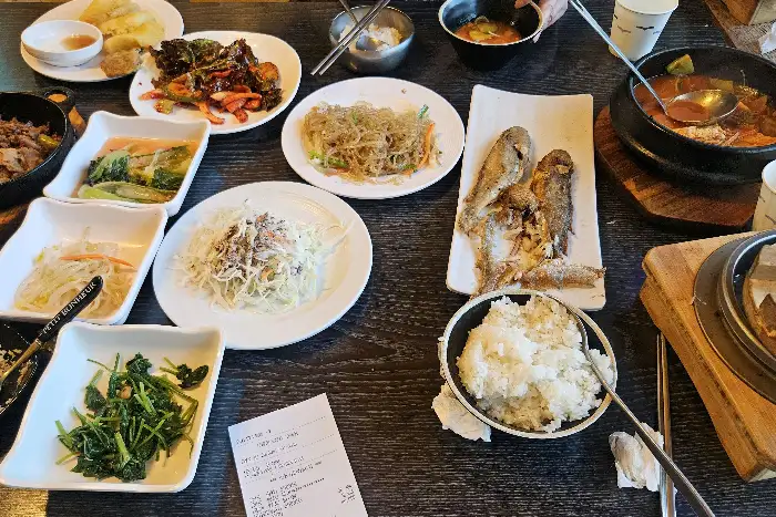 다양한 나물 반찬과 메인 요리