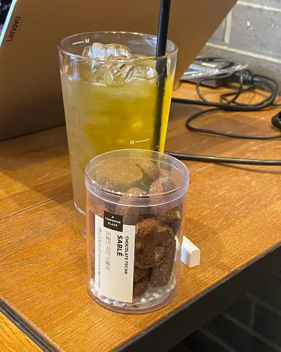 테이블 위에 놓인 음료와 쿠키