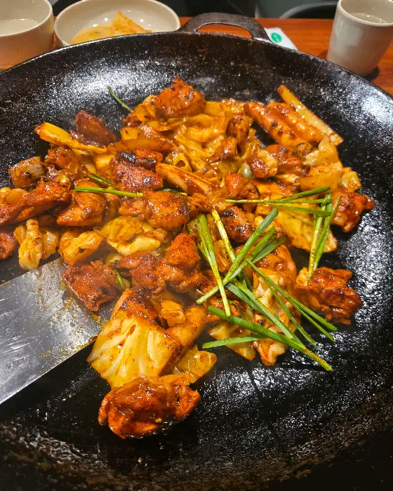 맛있게 볶아지고 있는 닭갈비