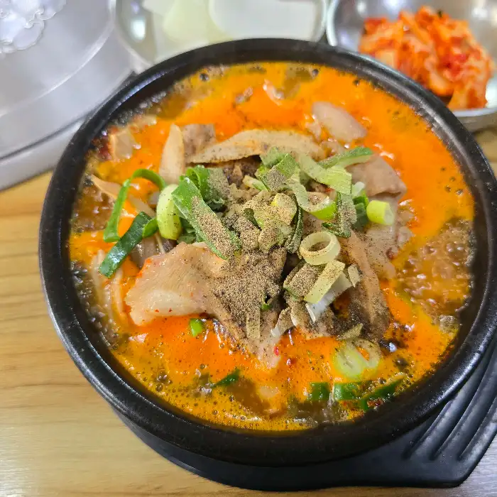 순대와 내장, 그리고 파가 고명으로 올라간 순대국밥
