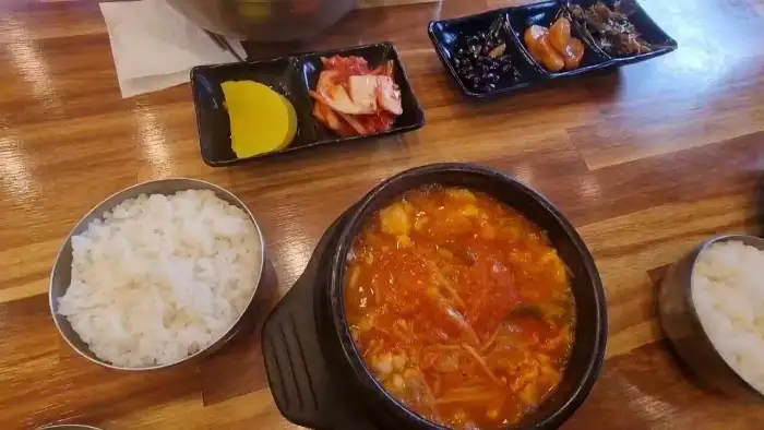 김치찌개, 밥, 그리고 기본 반찬