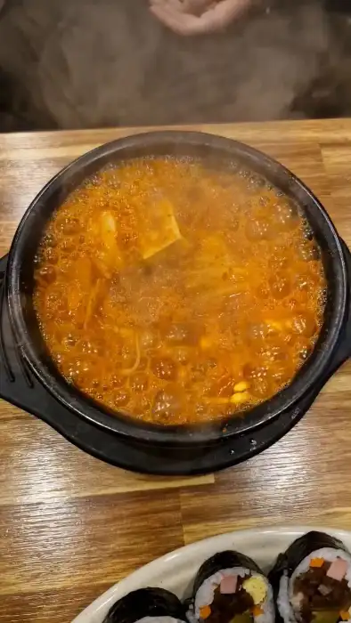 돈까스와 쫄면, 김밥이 함께 나오는 스페셜 정식