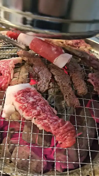 십년한우실비집 창동본점에서 숯불 위에서 구워지는 한우 등심