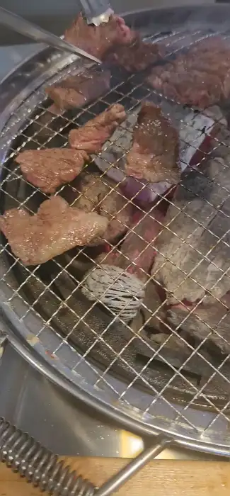 십년한우실비집 창동본점 숯불 위에서 구워지고 있는 다양한 부위의 한우
