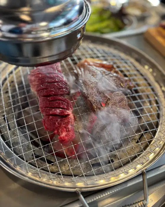 십년한우실비집 창동본점에서 숯불 위에서 맛있게 익어가고 있는 한우