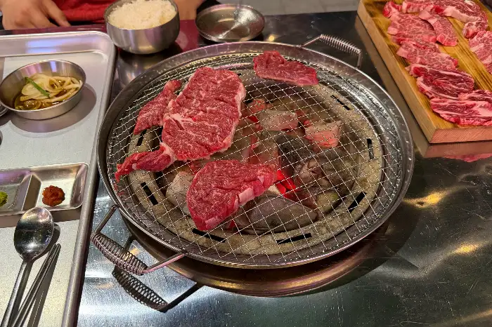 십년한우실비집 창동본점의 숯불 위에서 구워지고 있는 여러 부위의 한우
