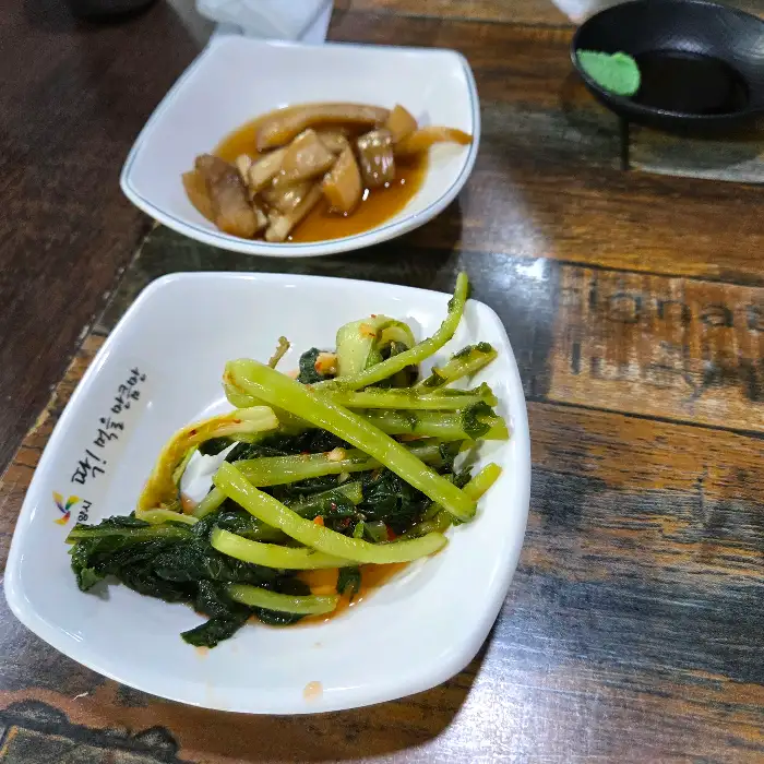 밑반찬으로 나온 열무김치와 다른 나물무침