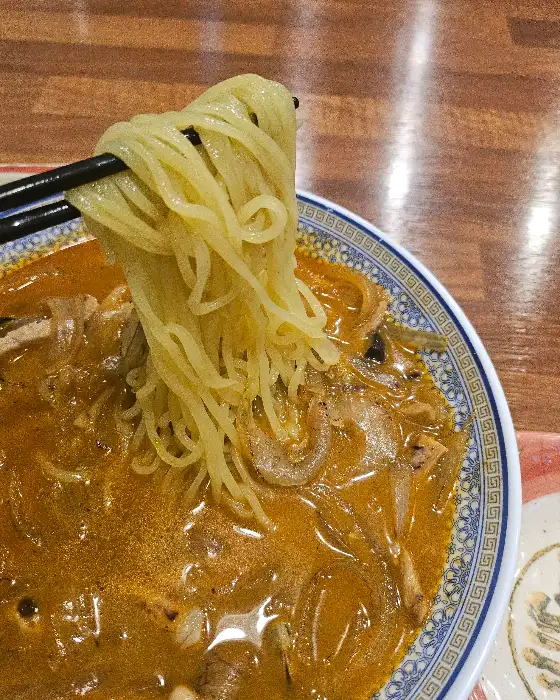 집게로 들어 올린 짬뽕 면