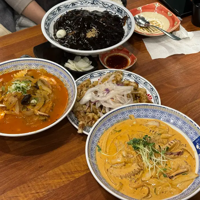 테이블 위에 놓인 탕수육과 짬뽕