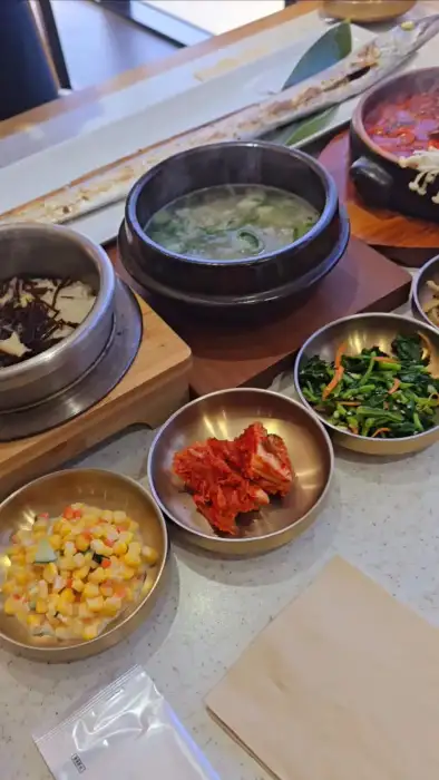 정갈하게 차려진 갈치구이와 반찬들