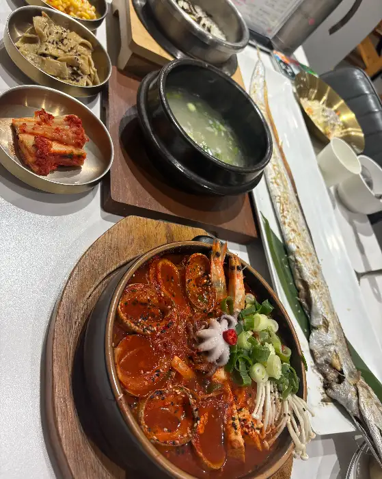 푸짐하게 차려진 갈치조림 한상