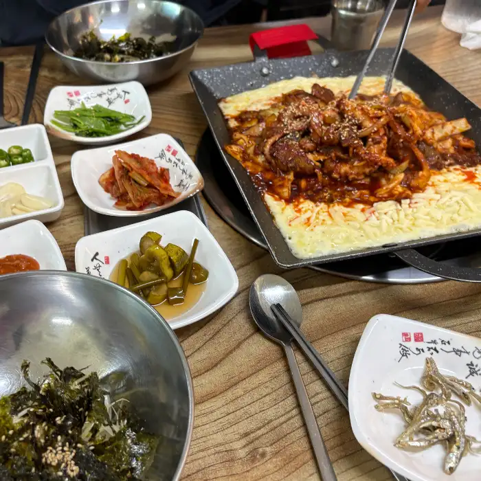 돈불낙 식당의 정갈한 밑반찬
