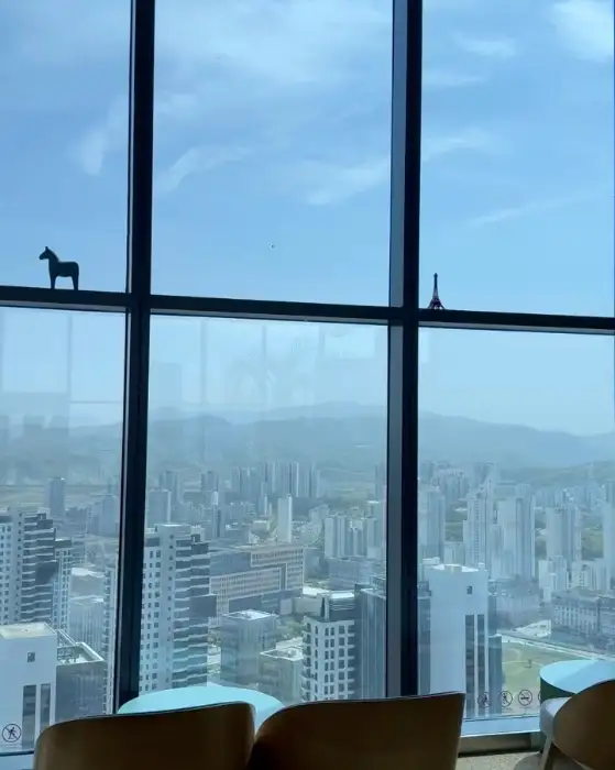 창밖으로 보이는 도시 풍경과 작은 장식물