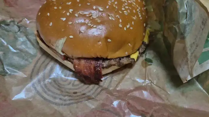 치즈와 베이컨이 보이는 햄버거