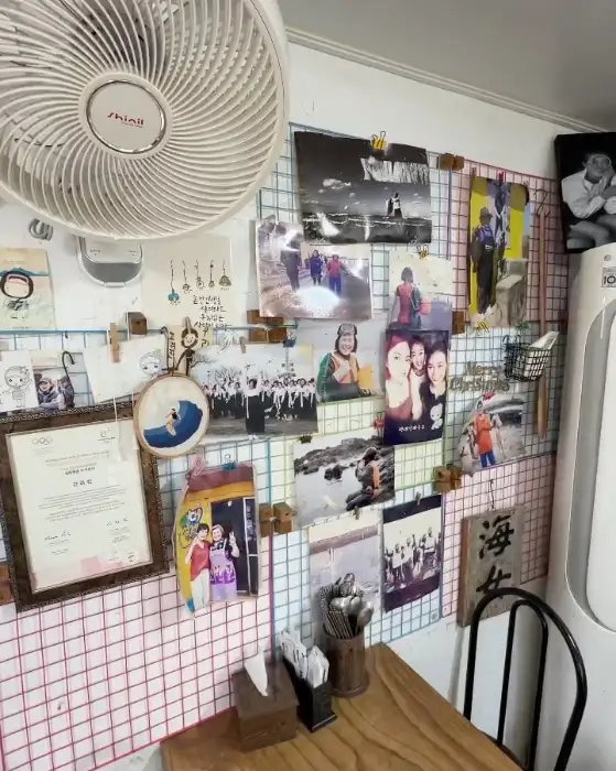 테이블에 차려진 다양한 음식들