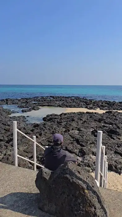 바다 풍경을 바라보는 사람