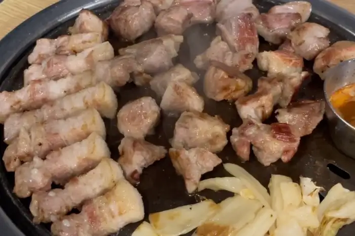 잘 익어가는 흑돼지 목살과 삼겹살