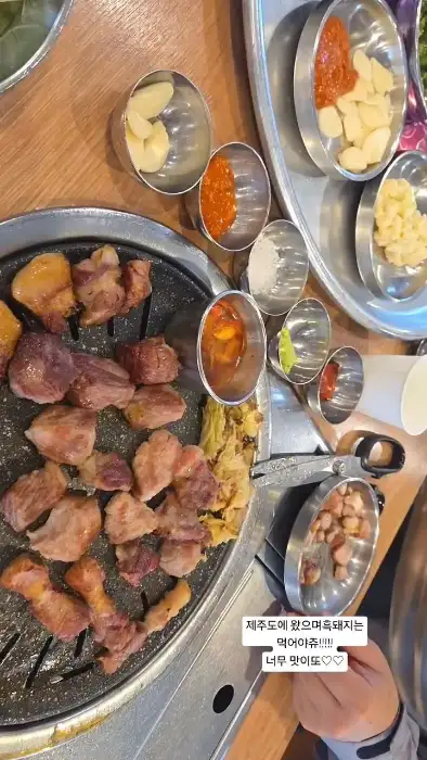 직원이 흑돼지를 구워주는 모습