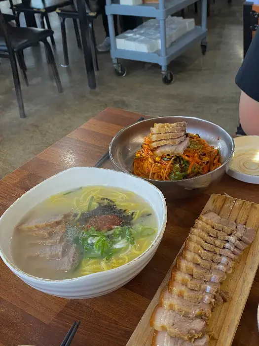 김치말이국수와 곁들여 먹는 흑돼지