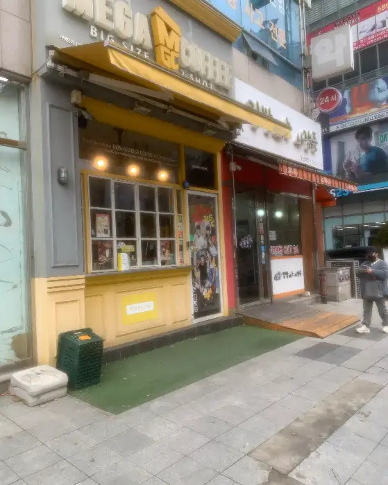 메가커피 매장 전면부 모습