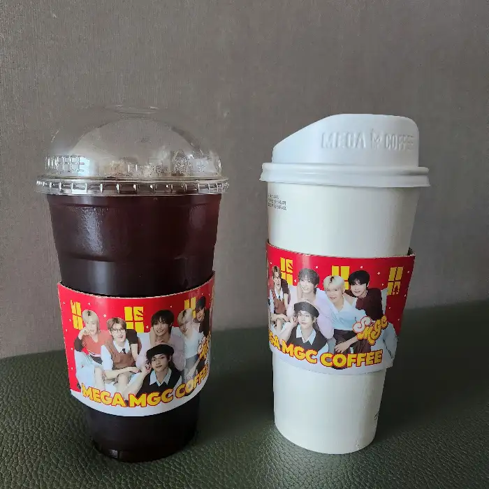두 개의 메가커피 컵