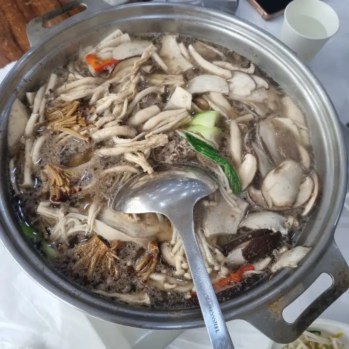 끓고 있는 버섯전골