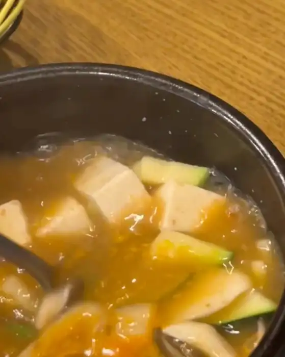 뚝배기에 담긴 먹음직스러운 된장찌개