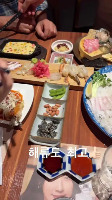 테이블에 차려진 음식들