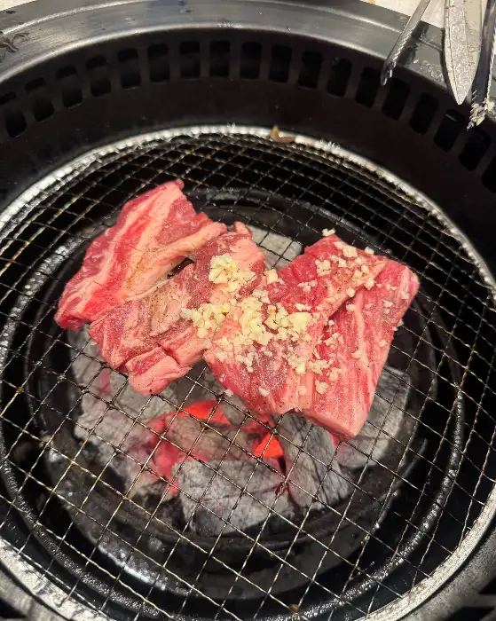 숯불 위에서 지글지글 익어가는 살살녹소의 꽃갈비