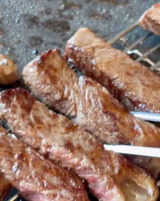 불판 위에서 맛있게 익어가고 있는 한우 부위들