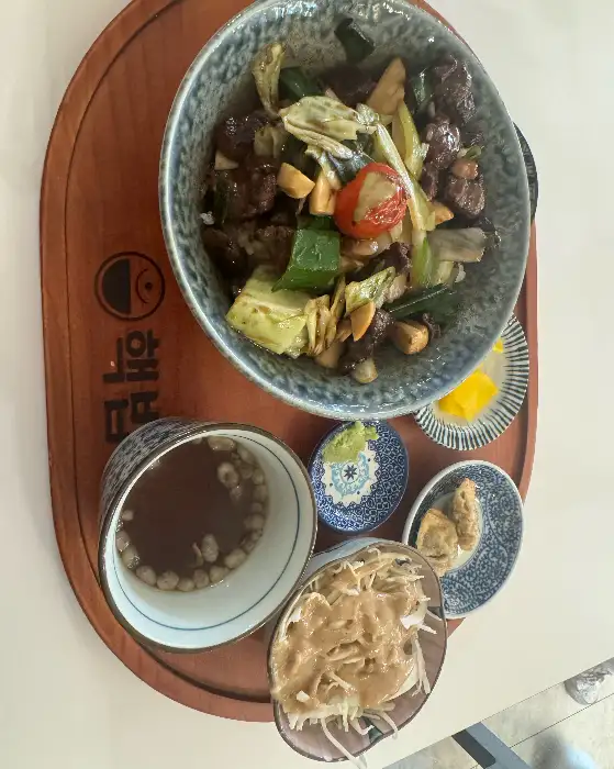돼지갈비양념덮밥과 큐브스테이크덮밥 구성