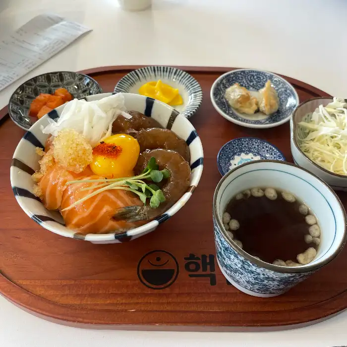 새우와 연어 조합의 덮밥