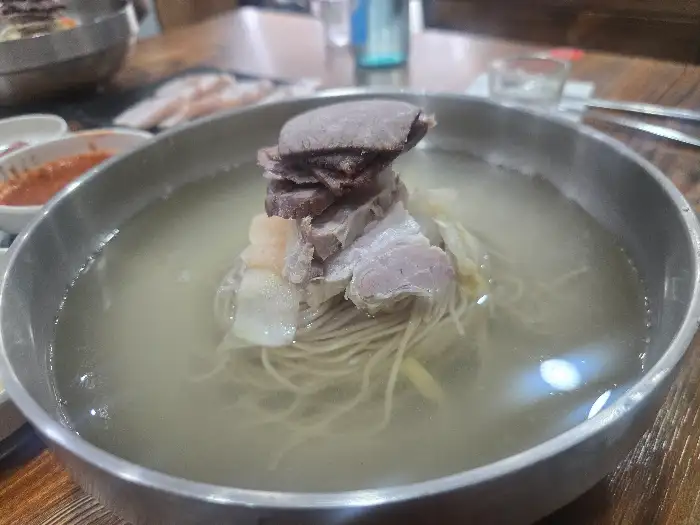 고기가 듬뿍 올라간 냉면