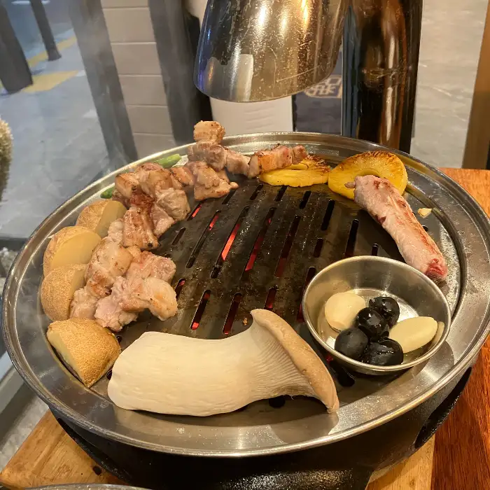 맛있게 구워진 고기 조각들. 겉바속촉의 정석.