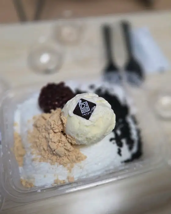 빙수 위에 아이스크림 한 스쿱과 팥, 콩가루가 올려져 있는 모습