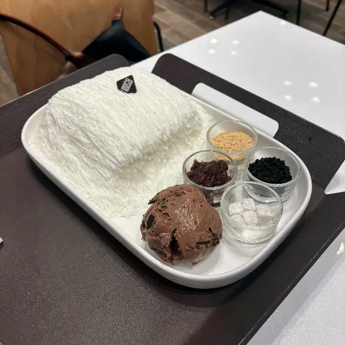 실타래 빙수와 여러 가지 토핑이 함께 제공되는 모습