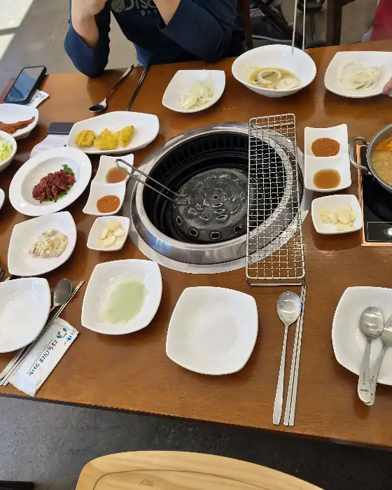 테이블 위에 차려진 푸짐한 반찬들