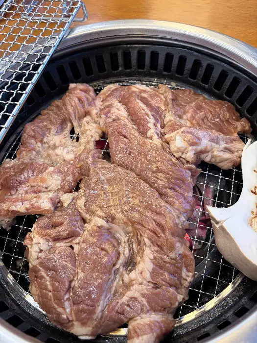 숯불 위에서 익어가는 갈비
