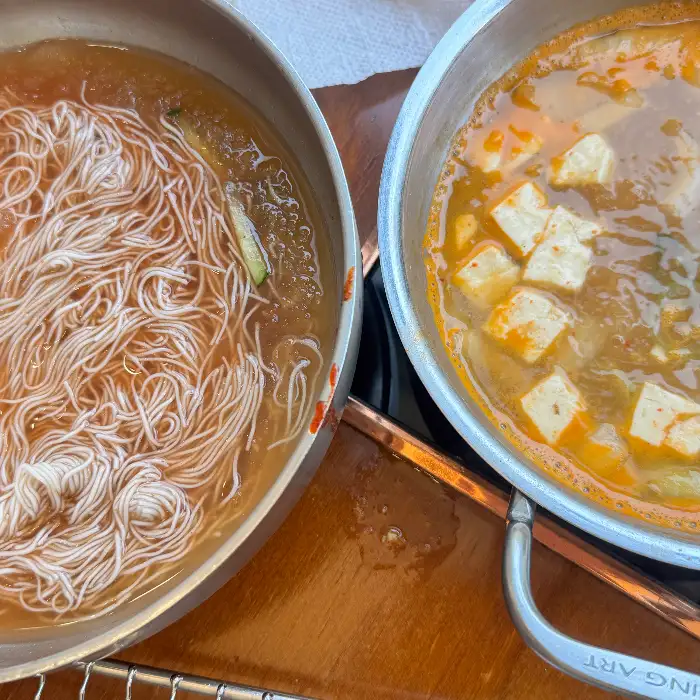 시원한 냉면과 국물 있는 찌개
