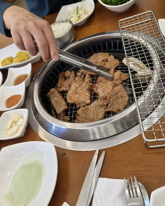 불판 위에 구워지는 갈비