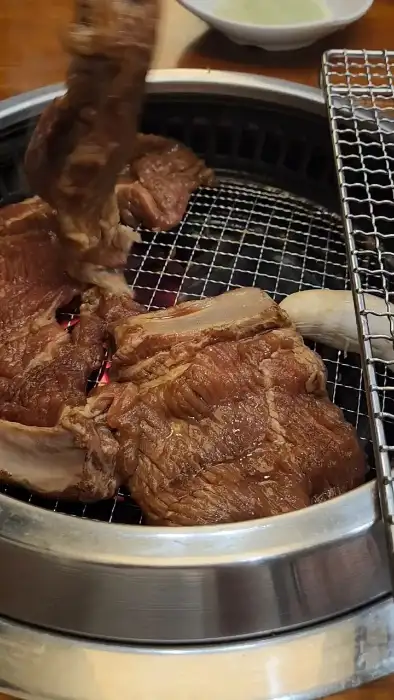 불판 위 고기