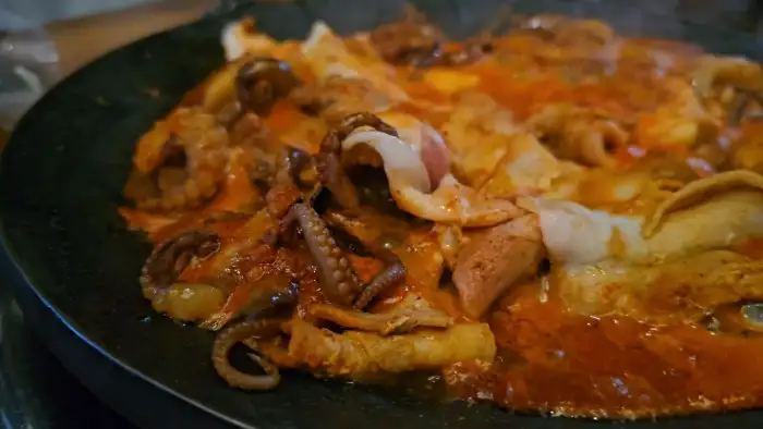 철판에서 조리 중인 쭈꾸미와 삼겹살