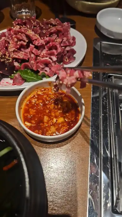 정갈하게 차려진 밑반찬과 소스