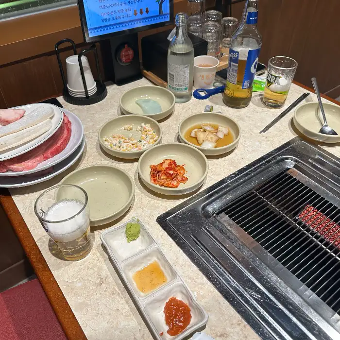 테이블 위에 놓인 다양한 음식들