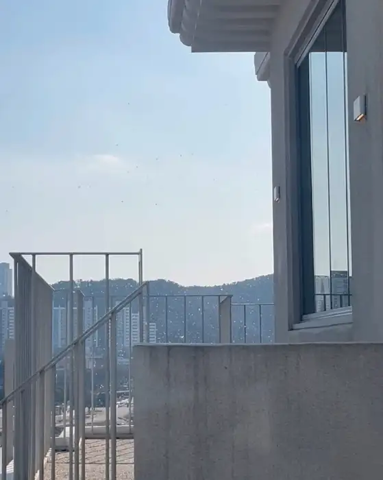 창밖으로 보이는 태화강과 도시 풍경