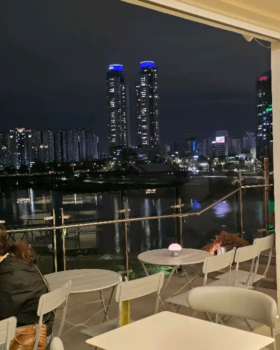 야경이 보이는 창가 자리