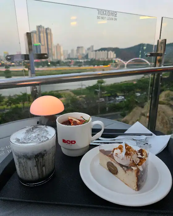 커피와 디저트가 담긴 트레이