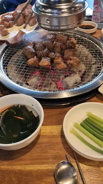 초벌되어 숯불 위에서 구워지고 있는 왕돼지갈비